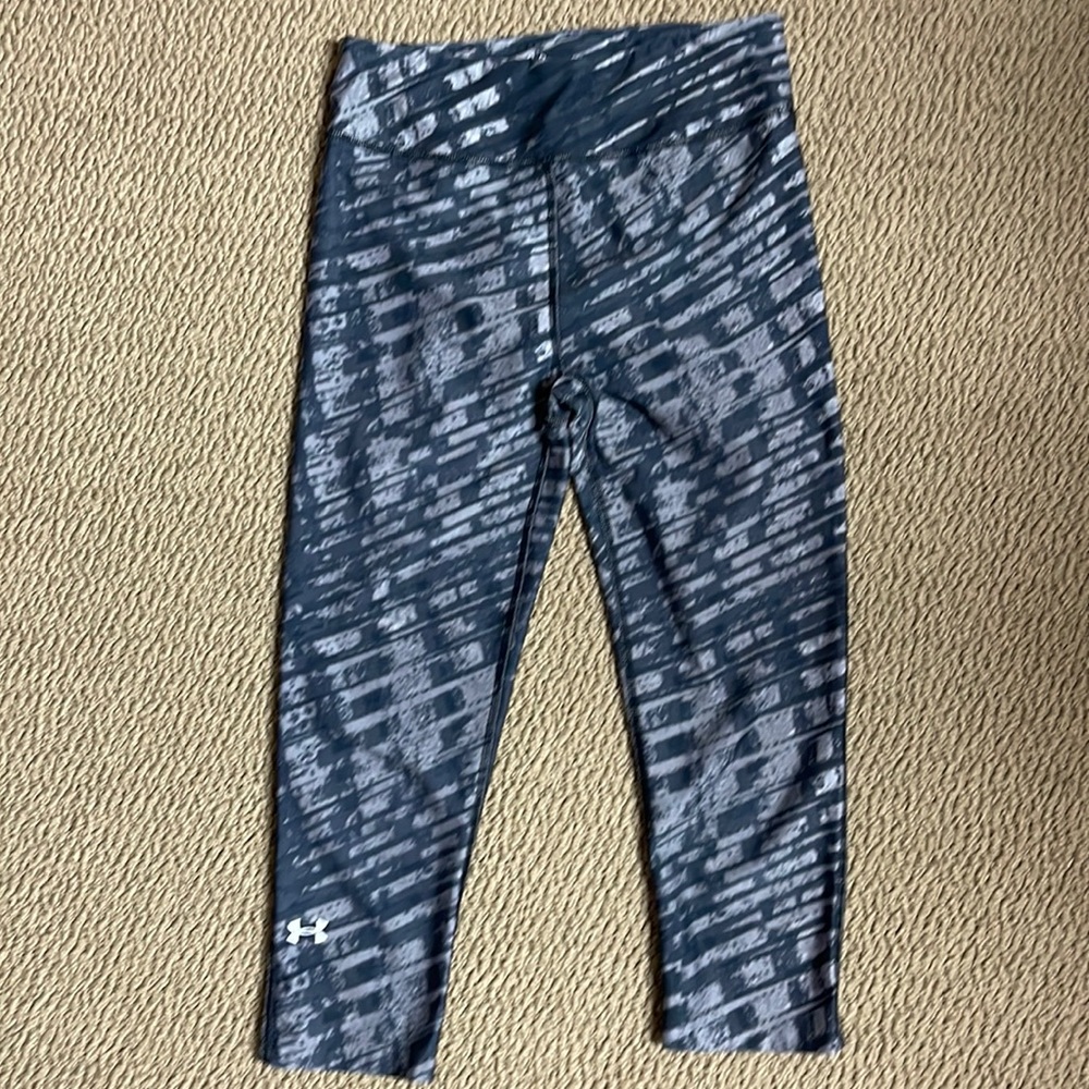 Under Armour compression heatgear crop leggings. Size small.